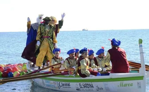 The Three Kings arriving in Torremolinos by boat in 2019. /SUR.