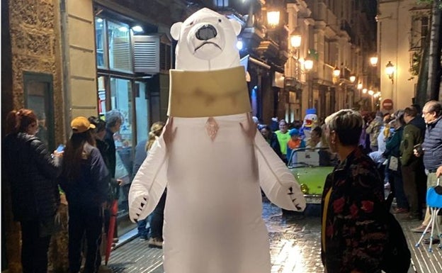 'Injured' polar bear that went viral last year is back in Three Kings parade, thanks to ingenuity of locals