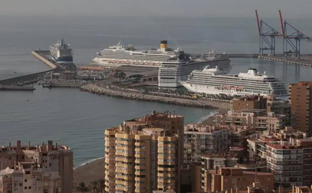 Cruise ships in Malaga port. /salvador salas