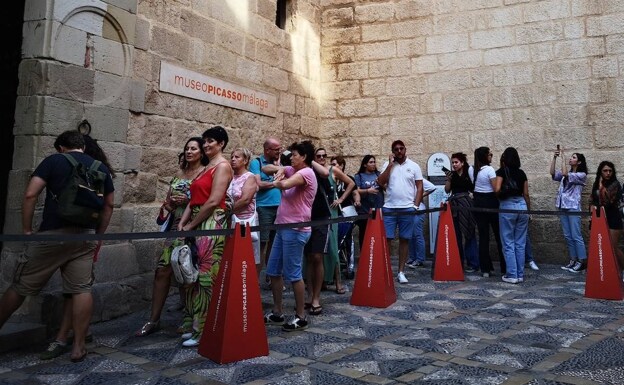 Visitors at the main entrance to the Malaga Picasso Museum on Calle San Agustín./SUR