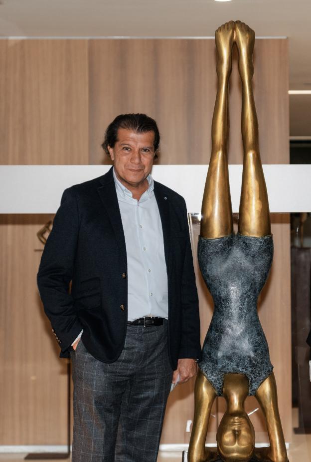 Héctor Valdés, the surgeon who creates beauty with bodies and bronze