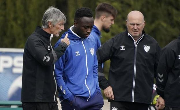Arvin Appiah (c) with coach Pepe Mel (r) in Coín on Wednesday. / M. POZO