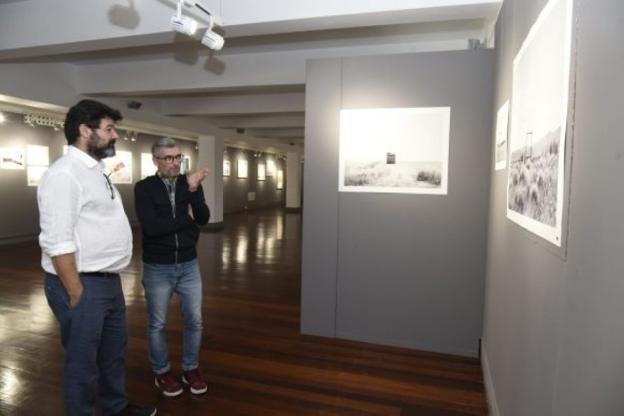 Photographer Edu Rosa (L) at his exhibition in Torremolinos.