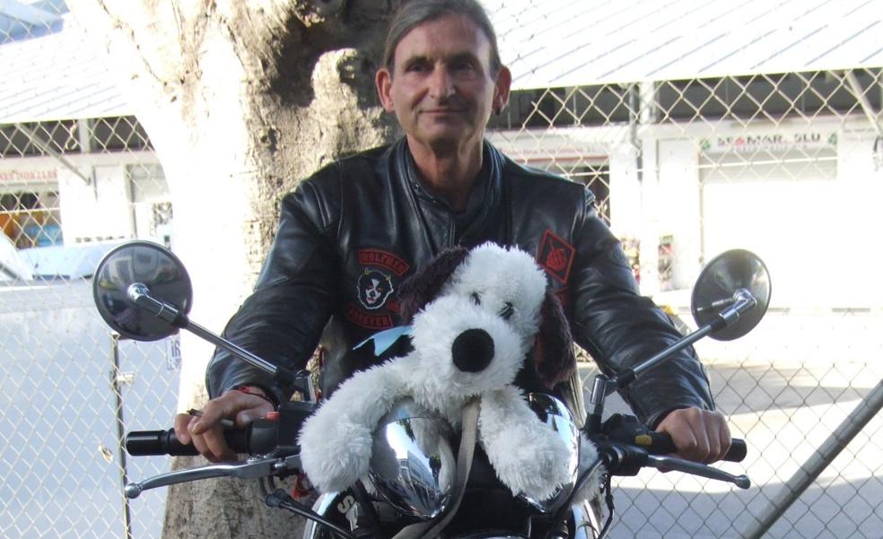 Wolfmen bikers deliver festive cheer to children