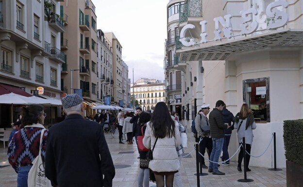 Filmgoers queue outside the Albéniz box office in Malaga city./Migue Fernández