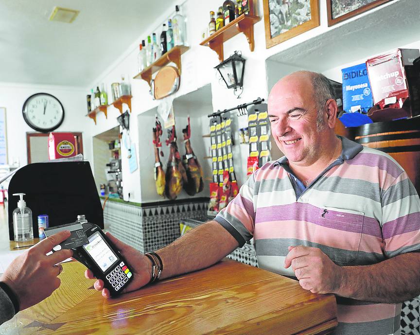 Shops can accept card payments at last in Benaoján./M.F.