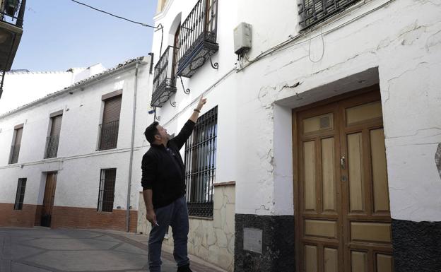 Víctor Hoces points to the fibre optic installations in the centre of the village.