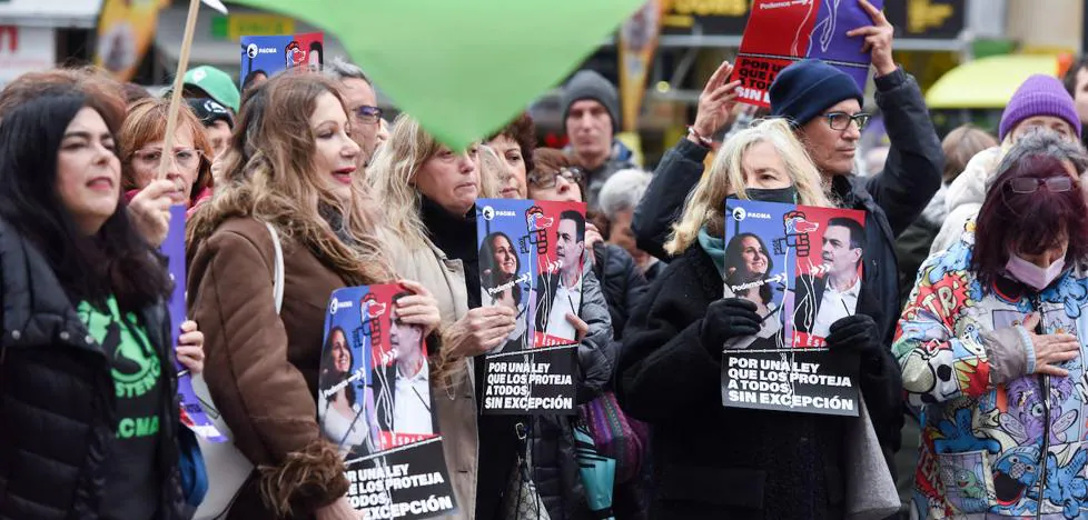 Manifestantes españoles piden una nueva ley de bienestar animal para proteger a los perros de caza