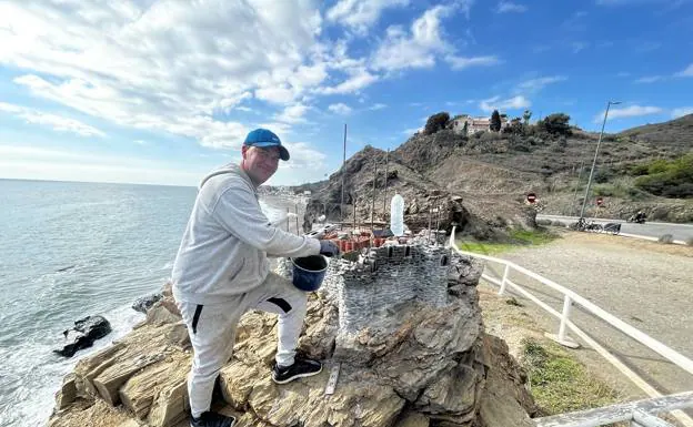 Anton Jensen with the castle he is building in Torrox Costa /e. cabezas
