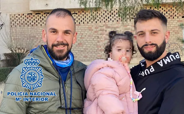 Police officer Manuel Pérez (left) with Noa and her father. /SUR