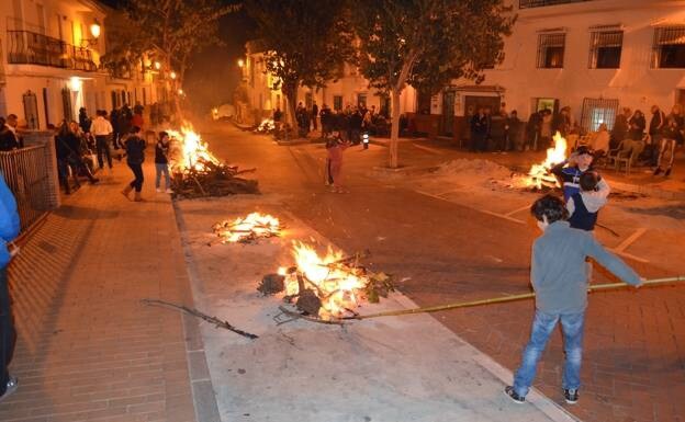 Small bonfires are lit in the streets of Maro to celebrate San Antón /E. cabezas