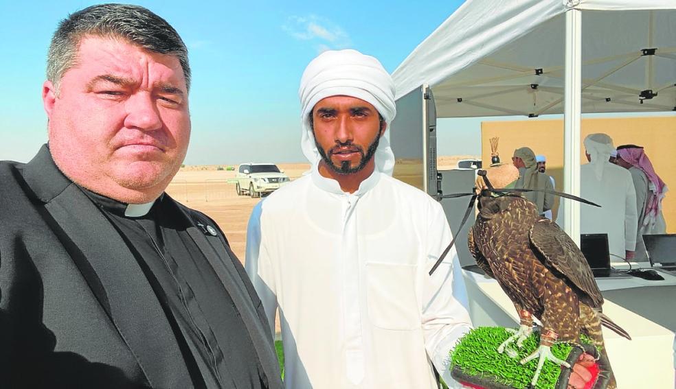 From Coín to Dubai: the priest who represents Spain at falconry