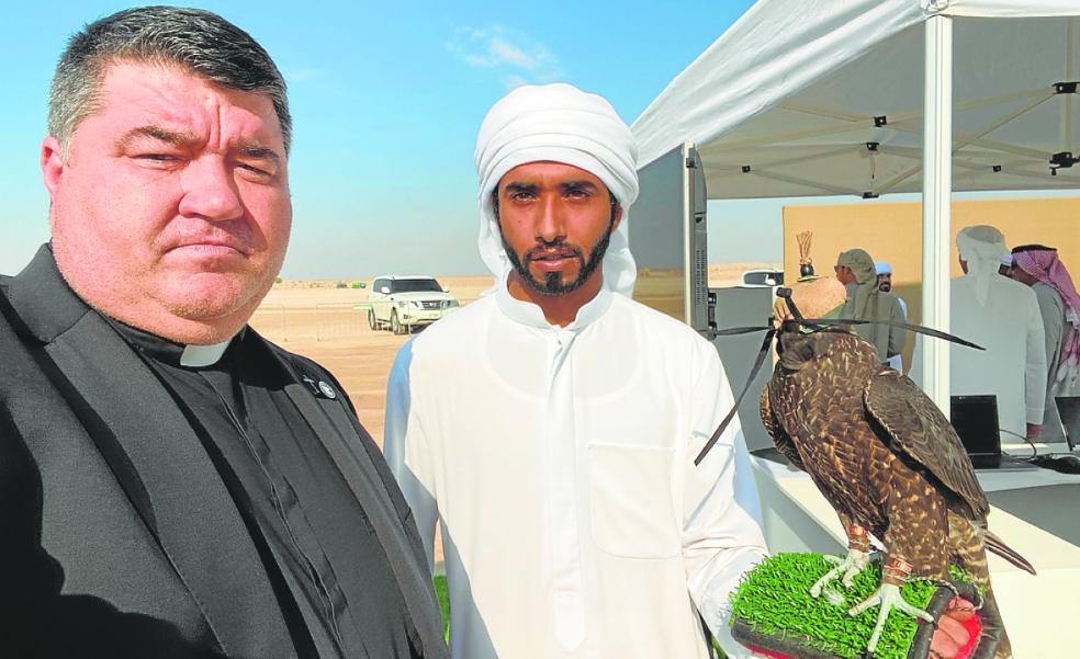 From Coín to Dubai: the priest who represents Spain at falconry