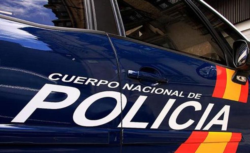 Two robbed of 90,000 euros at gunpoint in broad daylight in Benalmádena