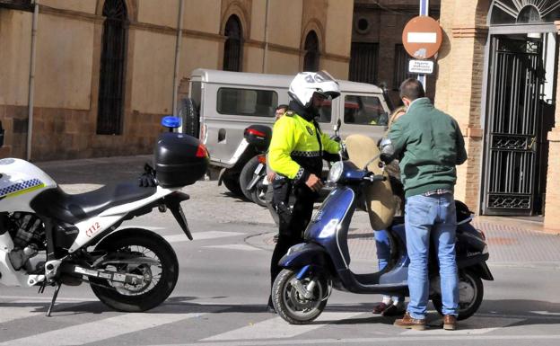 Police stop a moped rider. /SUR