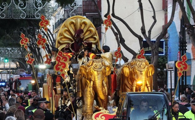 Thousands of people took to the streets for the Three Kings parade. /SUR