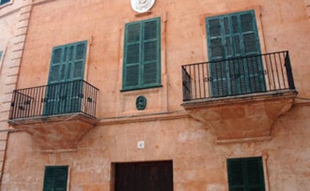 Image of the Palacio Olivia which the woman could be set to inherit /Ciutadella town hall