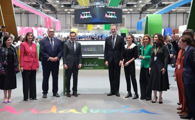 The King and Queen of Spain visit the Andalucía stand at Fitur 2023 in Madrid./SALVADOR SALAS