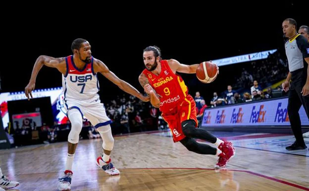 Ricky Rubio attacks Kevin Durant during the last US-Spain friendly in Las Vegas./FEB