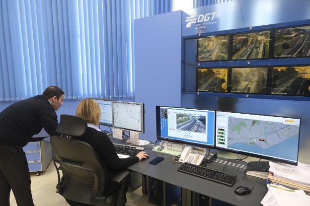 Control room at the provincial highway control headquarters. / FRANCIS SILVA