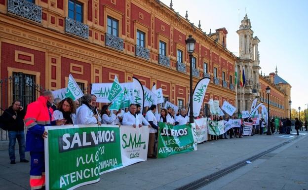 Medical staff demonstrating outside the regional government in Seville last week./EFE
