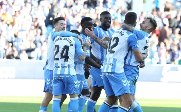 The Malaga players celebrate with Lago Junior after he opened the scoring./Salvador Salas