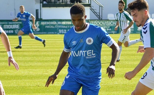Bouba on the ball for Vélez against Torremolinos.