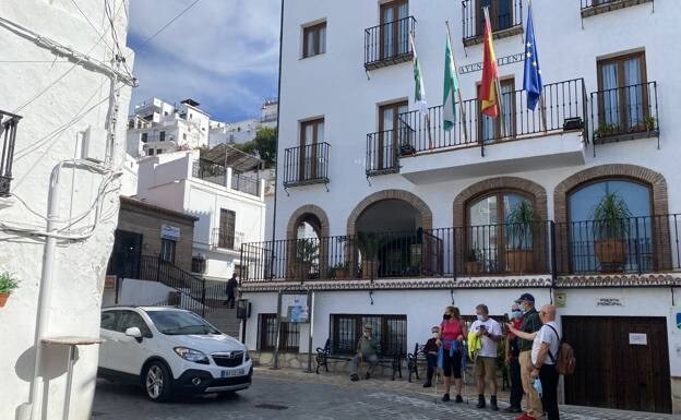 Canillas de Aceituno town hall is to give 750 euros to families that have recently had or adopted a child /e. cabezas