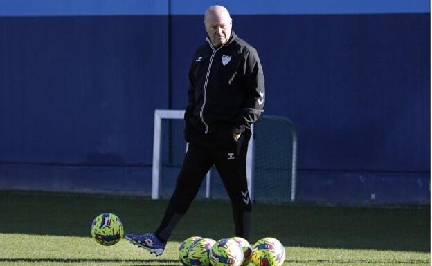 Pepe Mel watched Sunday's training session./Migue fernández
