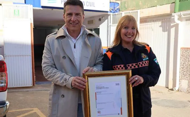 Mayor Óscar Medina and head of Torrox's Civil Protection, Vanessa López, with the certificate 