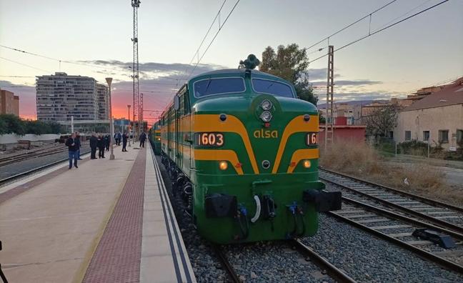 The British enthusiasts' train at Almeria station earlier this week./JOSÉ MANUEL GUERRERO