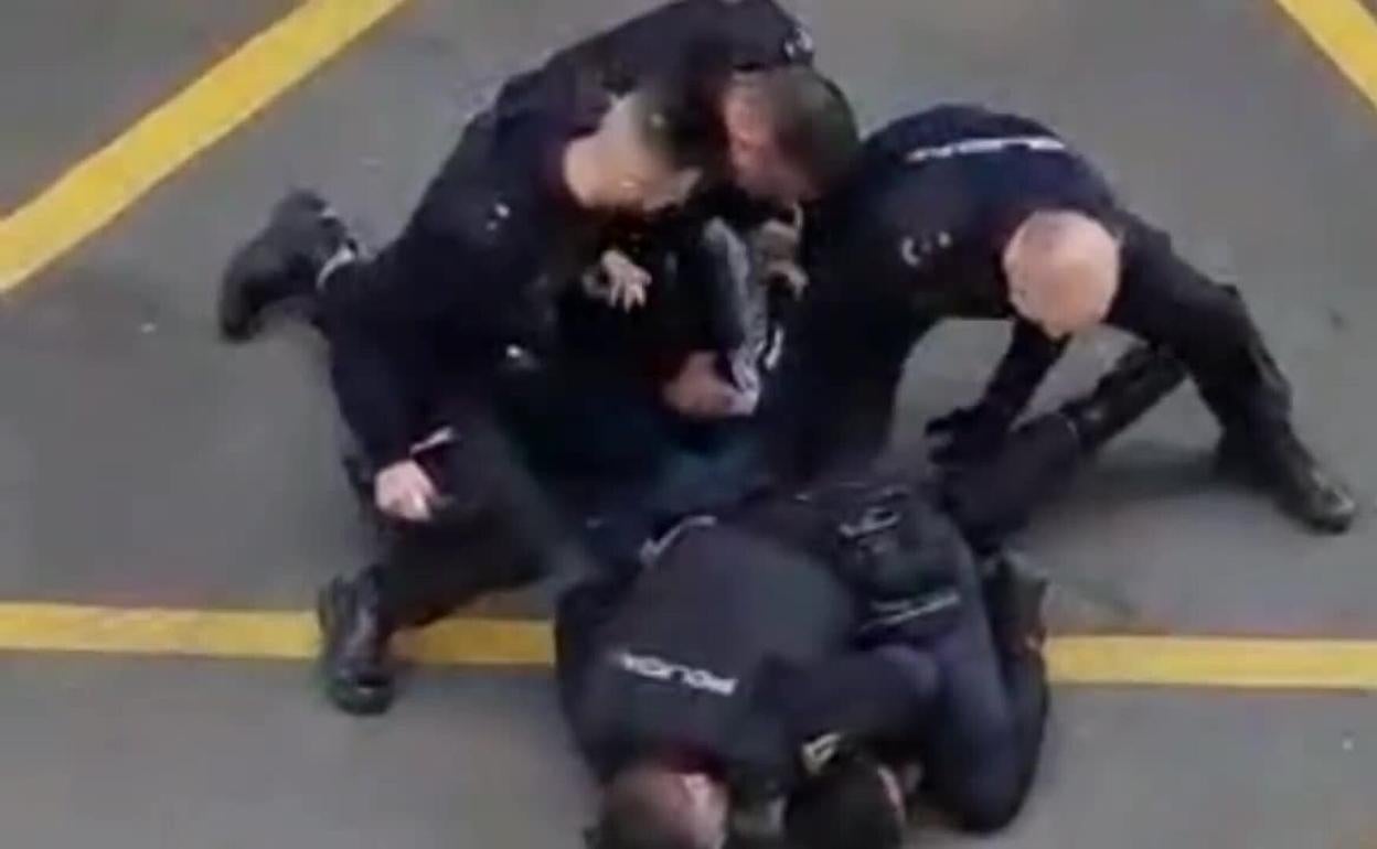 Police take down man smashing car windows with a stick in Fuengirola