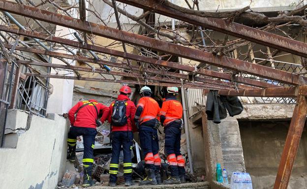 This is the moment two Malaga firefighters rescue man trapped for three days after earthquake in Turkey