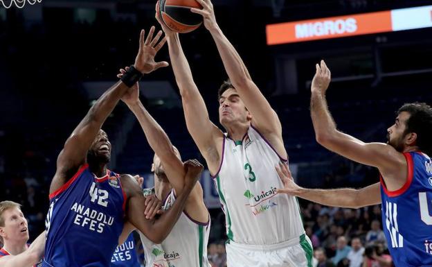 Nedovic alegra la vida al Unicaja ante el Efes (74-79)
