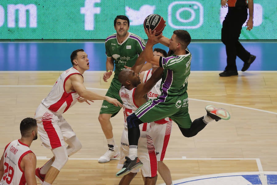 Al Unicaja le sale cruz ante el Baskonia