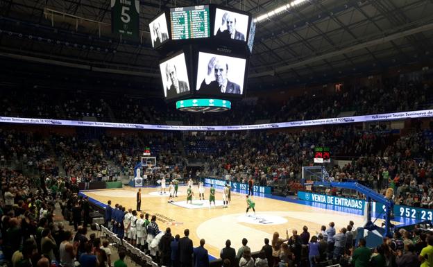 Emotivo minuto de silencio en memoria de Chiquito de la Calzada en el Martín Carpena