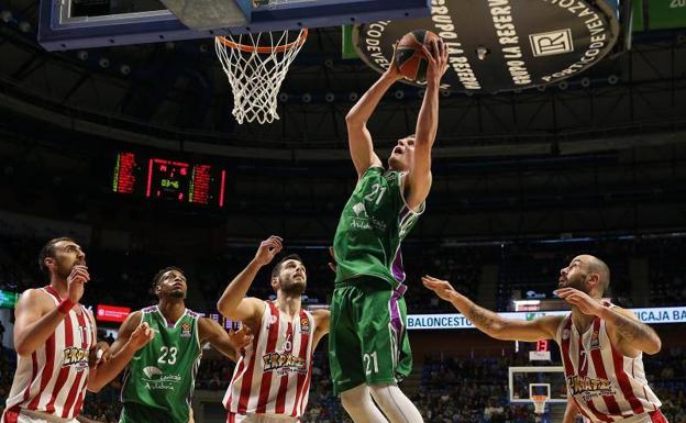 Un bravo Unicaja tumba al Olympiacos