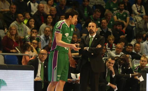 Plaza, entrenador del Unicaja: «Compitiendo así, no me da miedo medirme en los 'play-off' contra casi cualquiera»