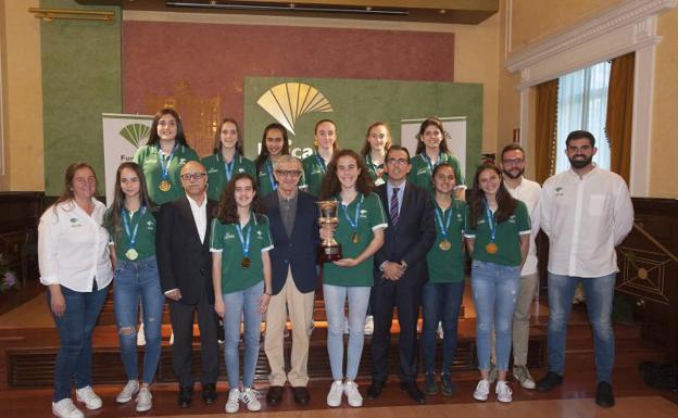 El infantil femenino del Unicaja, homenajeado por la Fundación tras su brillante Campeonato de España