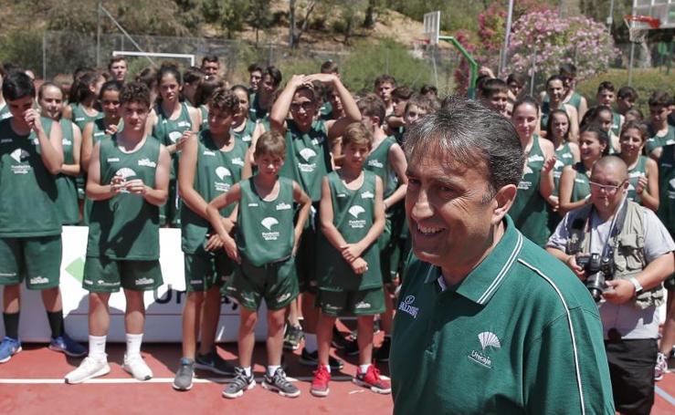 El entrenador del Unicaja, Luis Casimiro, visita el Campus de la Fundación Unicaja
