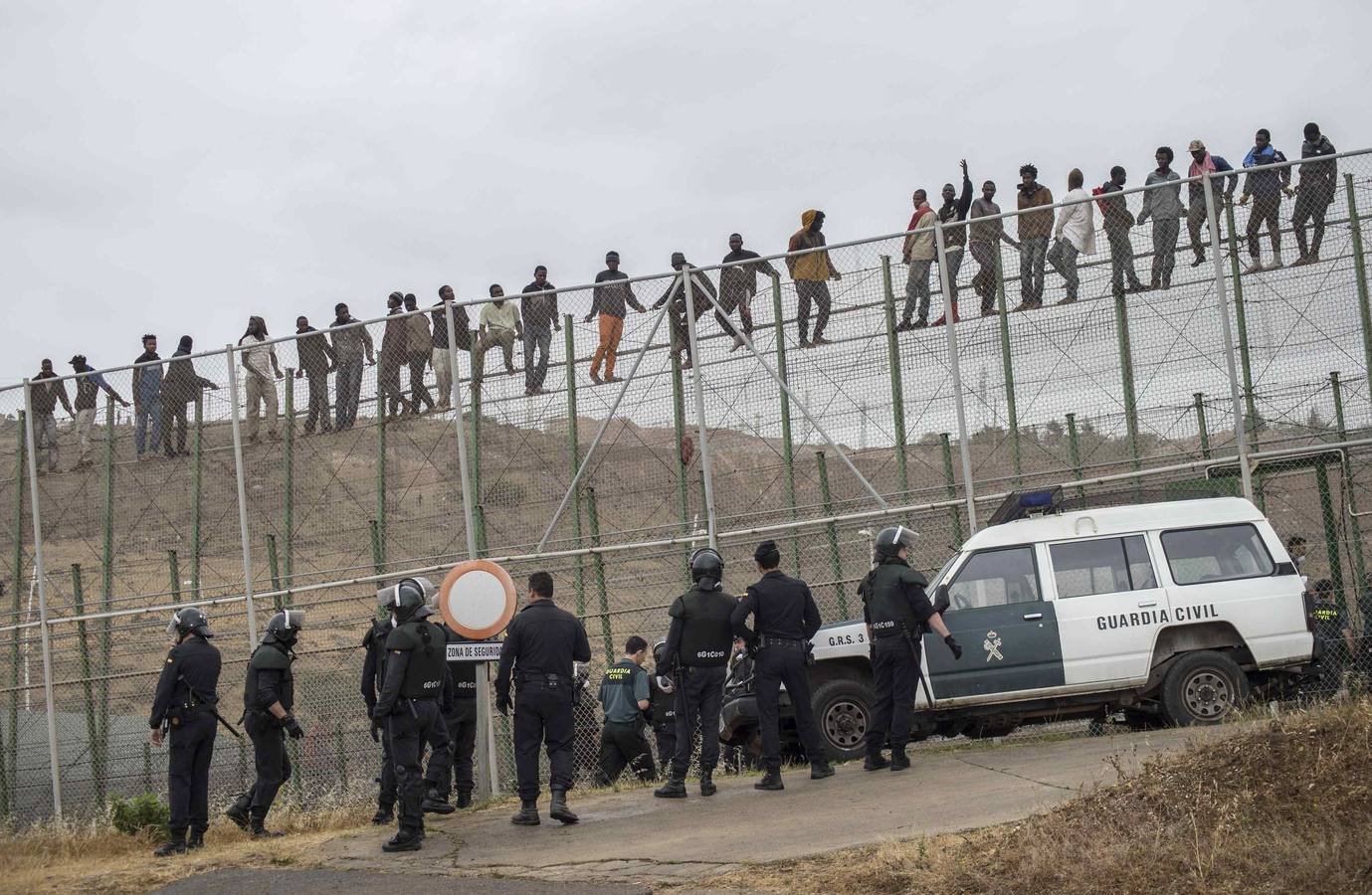 Medio millar de inmigrantes intentan saltar la valla de Melilla en dos ocasiones