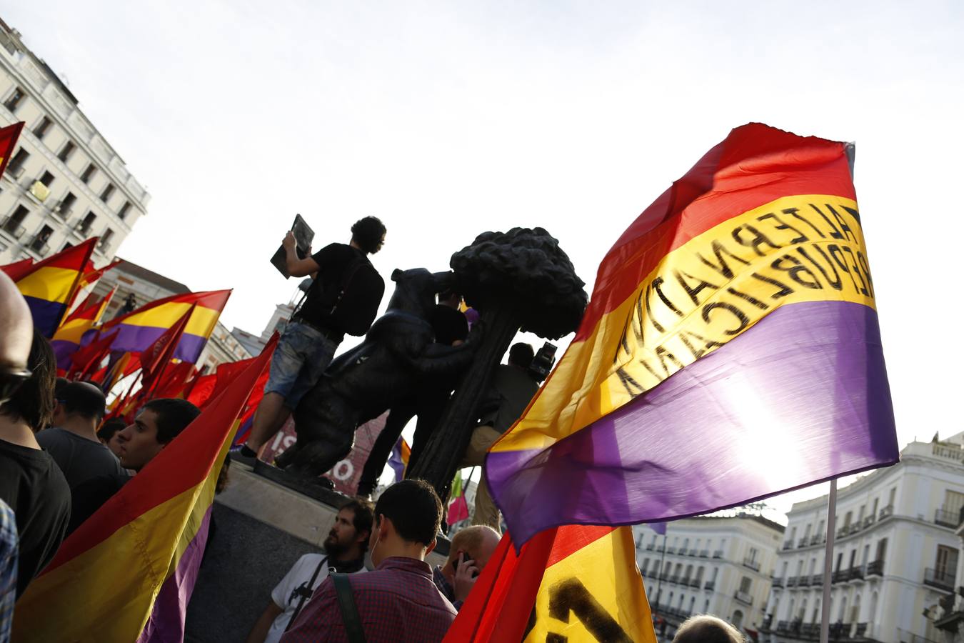 Miles de personas claman por la III República en Sol