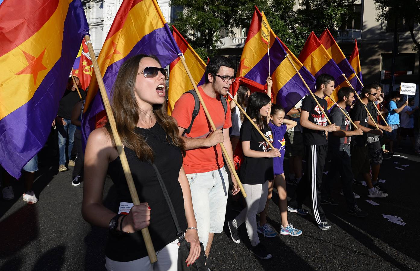 Miles de personas se manifiestan por la consulta sobre la monarquía