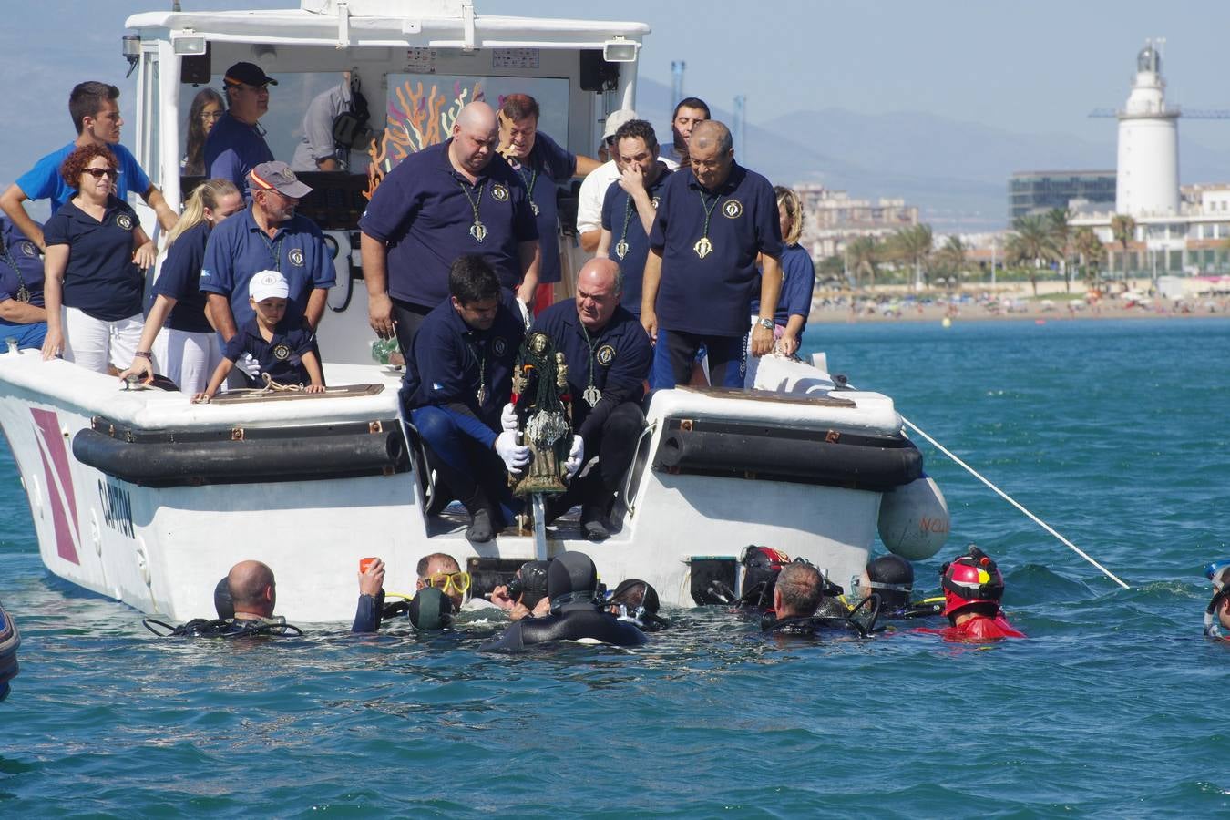 Los buzos rescatan a la Virgen del Carmen