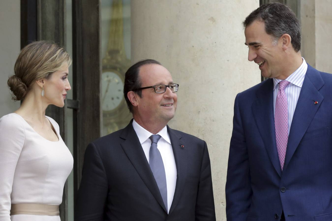 Los Reyes visitan a Hollande en París