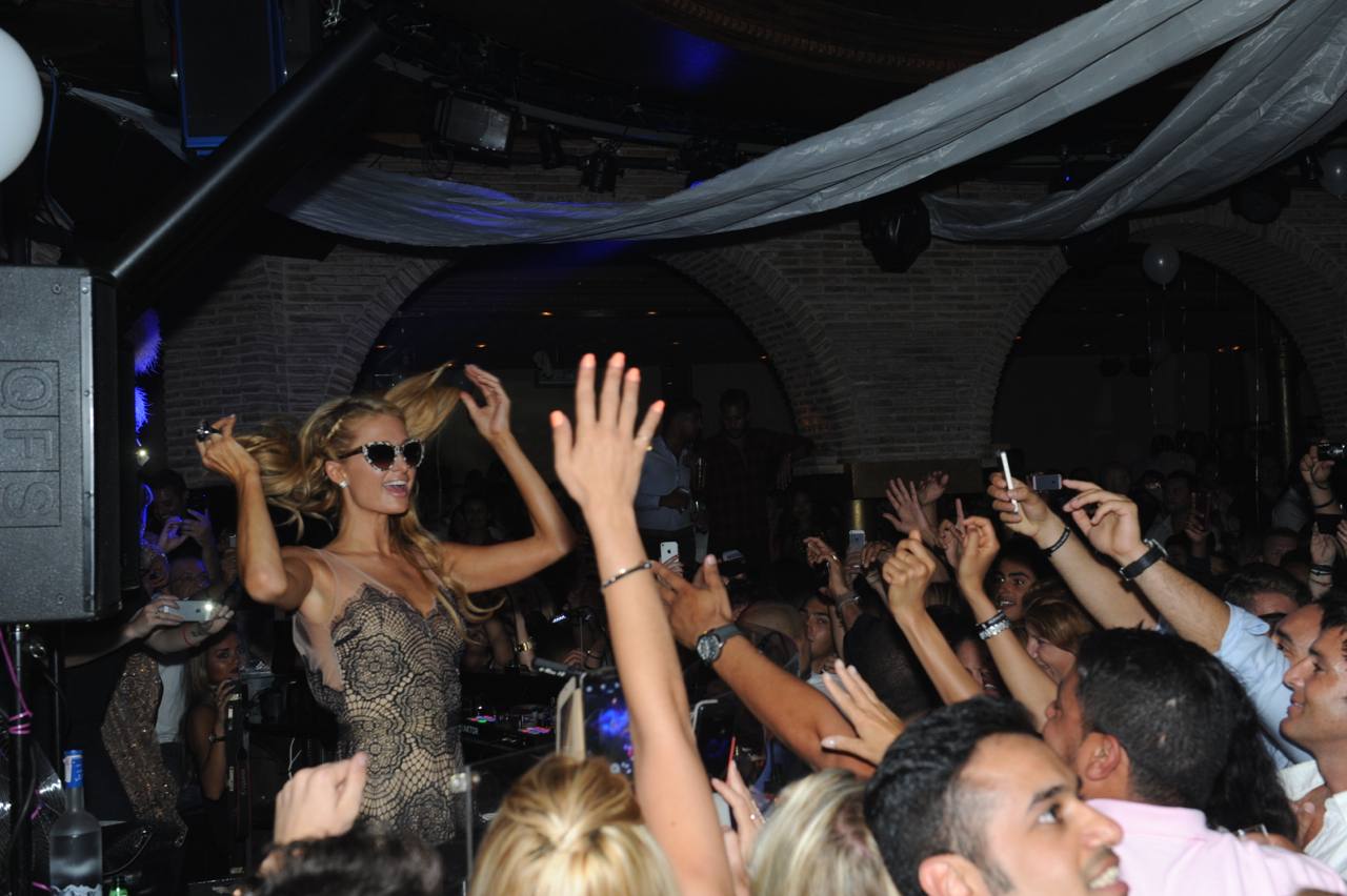Fotos de Paris Hilton en la discoteca Olivia Valère