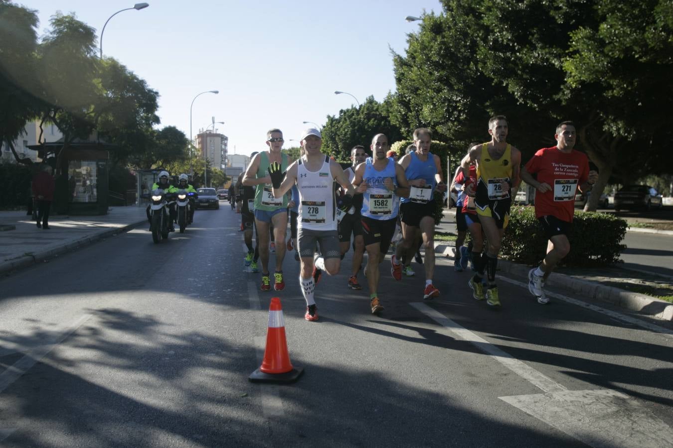 El V Maratón de Málaga a su paso por la calle Pacífico (IV)
