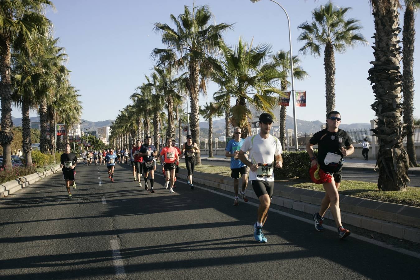 El V Maratón de Málaga a su paso por la calle Pacífico (III)