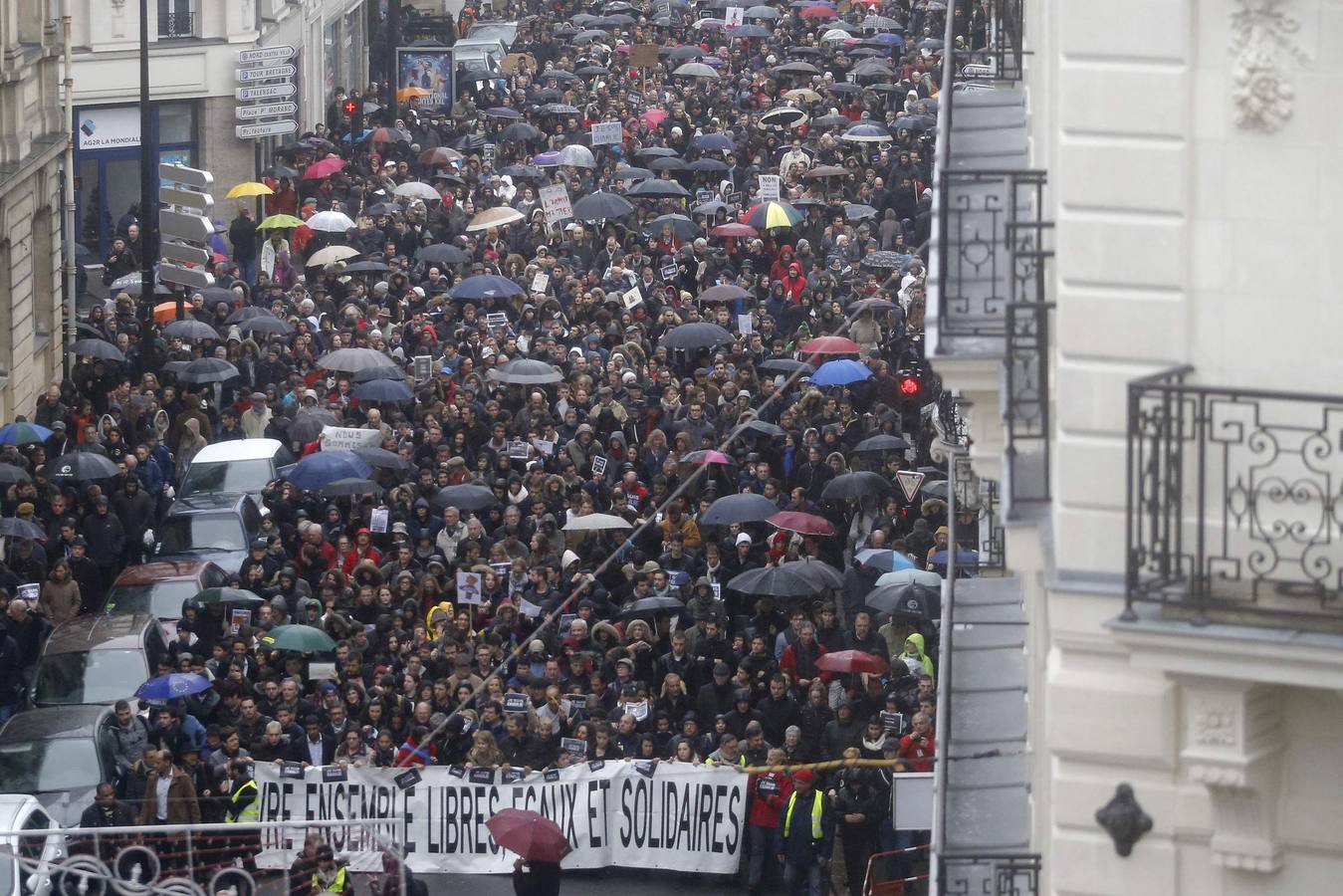 Una marcha silenciosa toma las calles de Francia