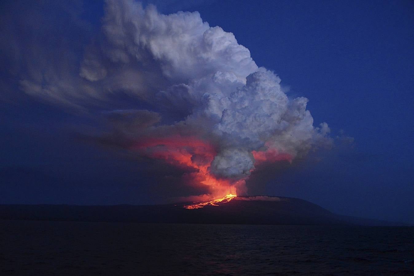 Las imágenes del volcán Wolf en erupción